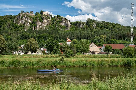 Burgruine Schloss Arnsberg mit Kanufahrer auf der Altmühl