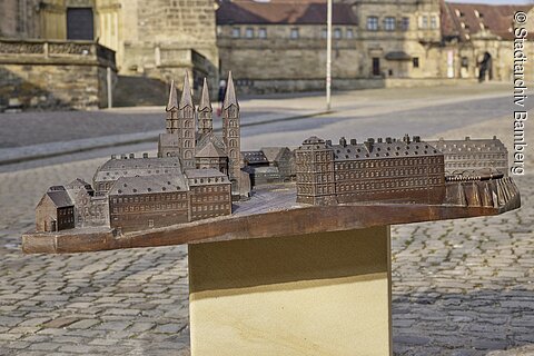 Das Tastmodell einer Kirche in Bronze